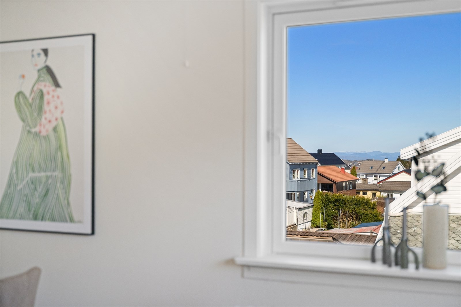 Fra vinduene ser man ut over et veletablert nabolag. Galleribilde