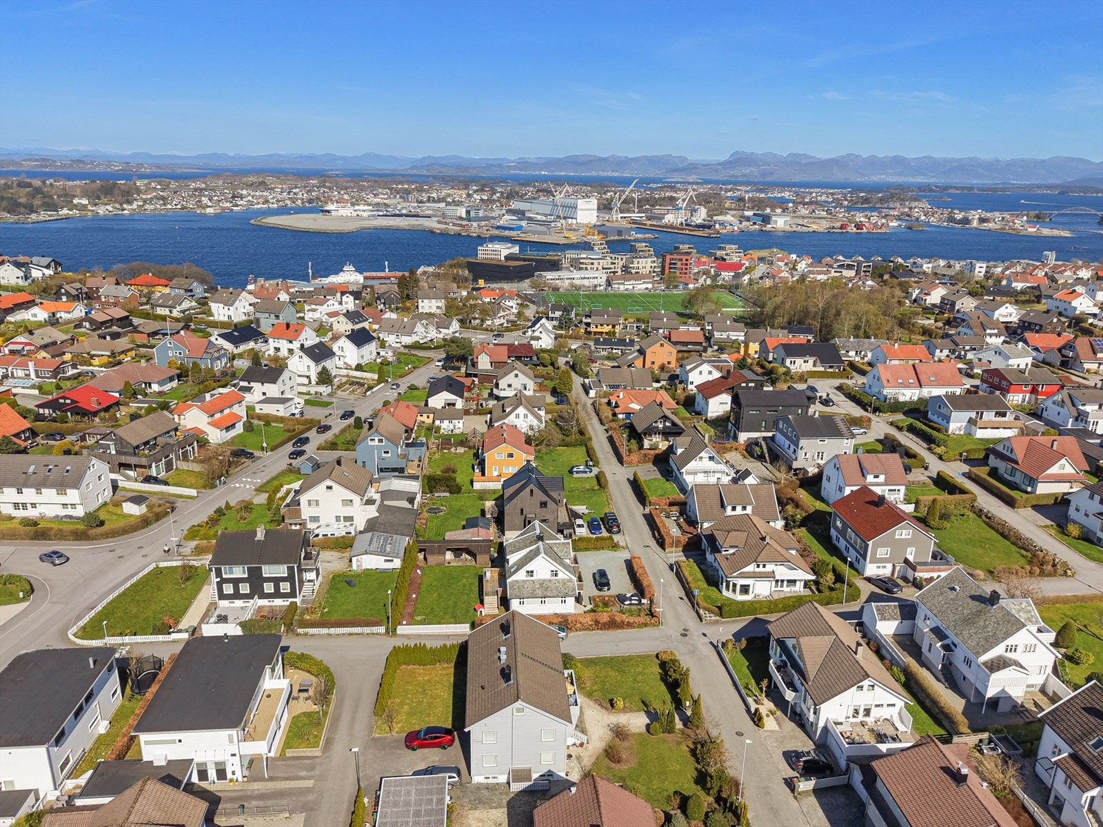 Kort vei til Tastaveden skole og Tastahallen, som tilbyr blant annet aktivitetshall, fotball og svømmehall. Galleribilde