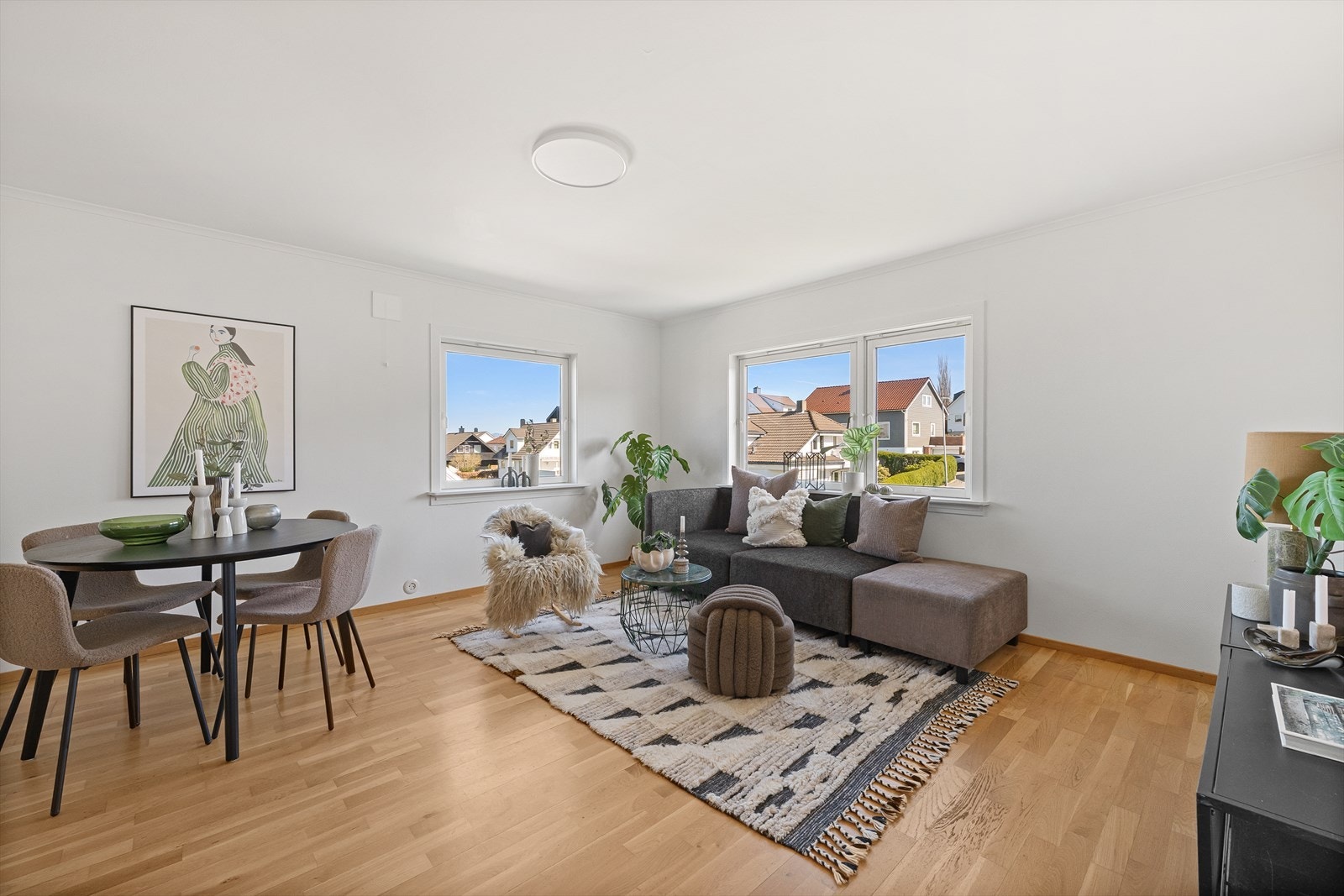 Stuen er romslig og har god plass til både sofagruppe og spisebord. Galleribilde
