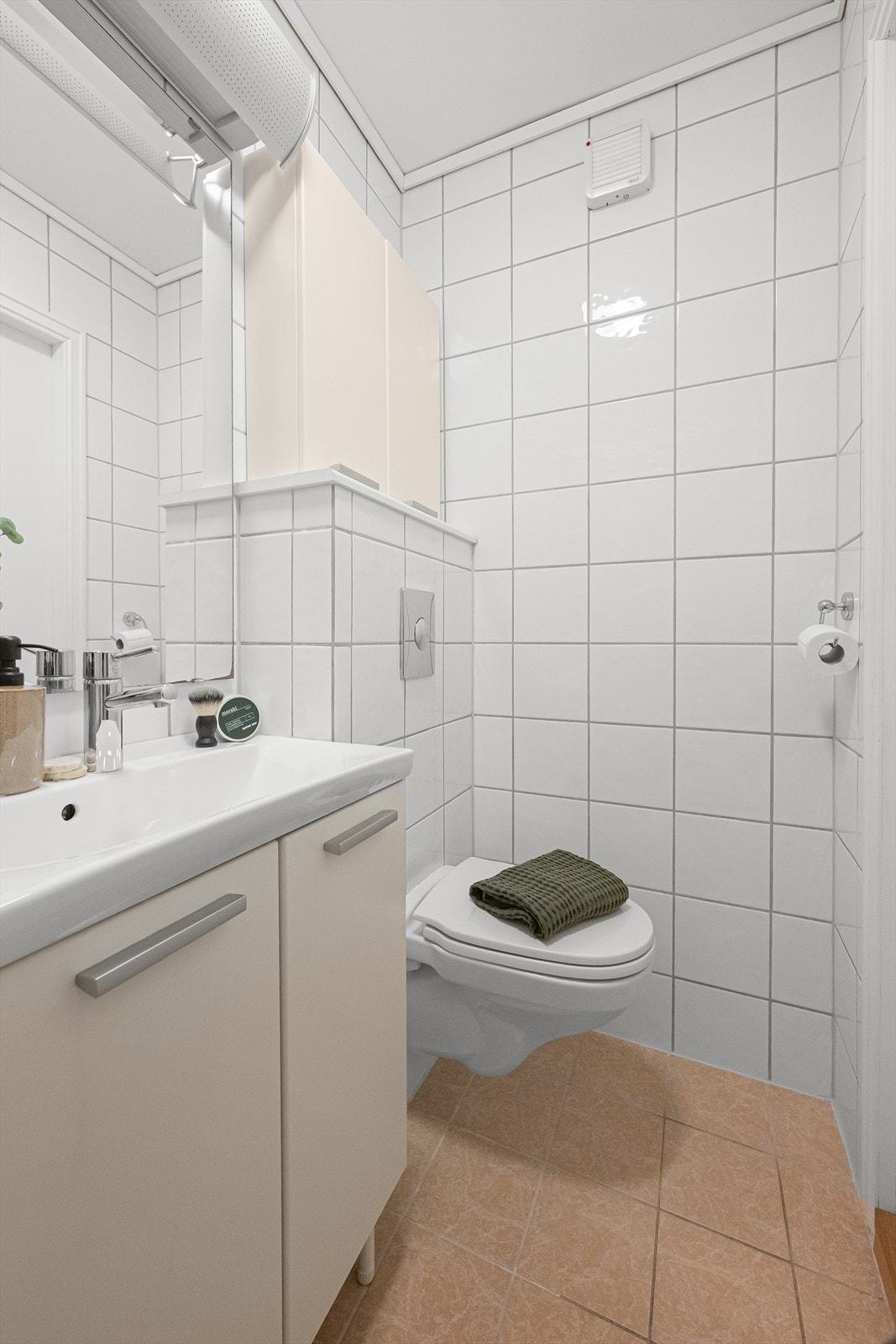 Badet har flislagt gulv med elektriske varmekabler og vegghengt toalett. Galleribilde