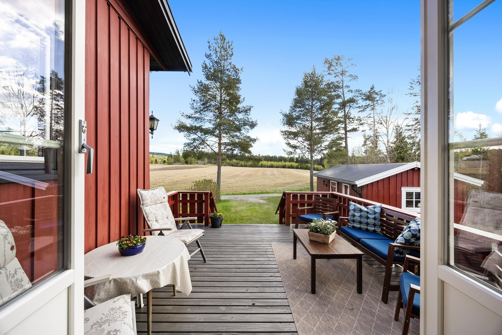 På den sydvendte terrassen er det god plass til utemøblement, og terrassen har en bred trapp ned til hagen. Galleribilde