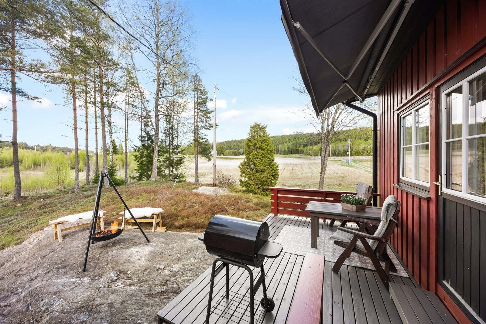 Terrassen har dekke i tre, og det er montert en bred markise, utestikk og utelys på hytteveggen. Galleribilde