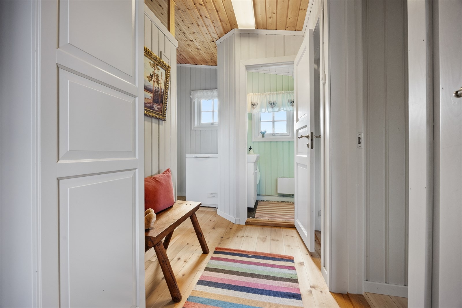Entreen har lysmalte vegger og originalt heltregulv, og i enden av entreen er det et separat wc-rom. Galleribilde