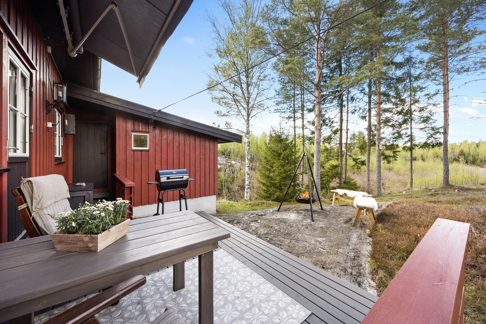 Fritidseiendommen fremstår som godt vedlikeholdt ute som inne, og i et tilbygg fra 2014 er det en pen entré. Galleribilde