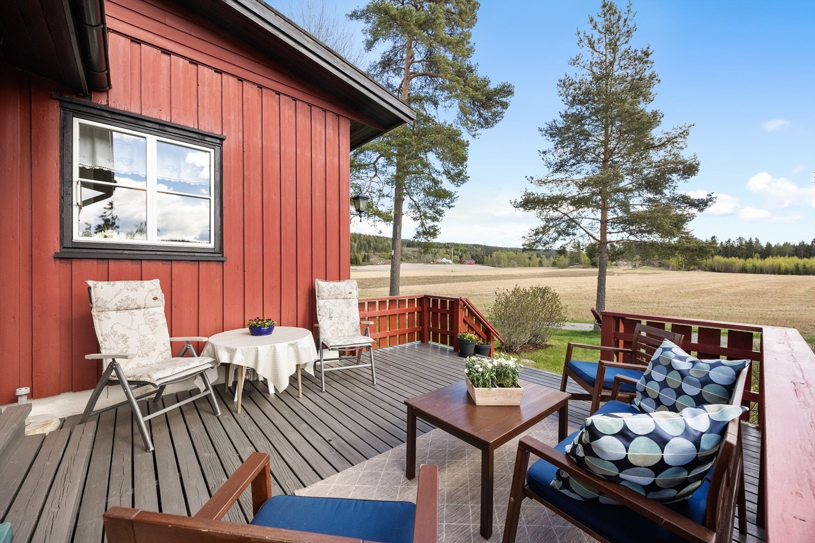 Fra hytta er det kort vei til Skulerudsjøen med badeplass og brygge, så alt ligger til rette for ren sommeridyll med bading, båtliv og fisking. Galleribilde