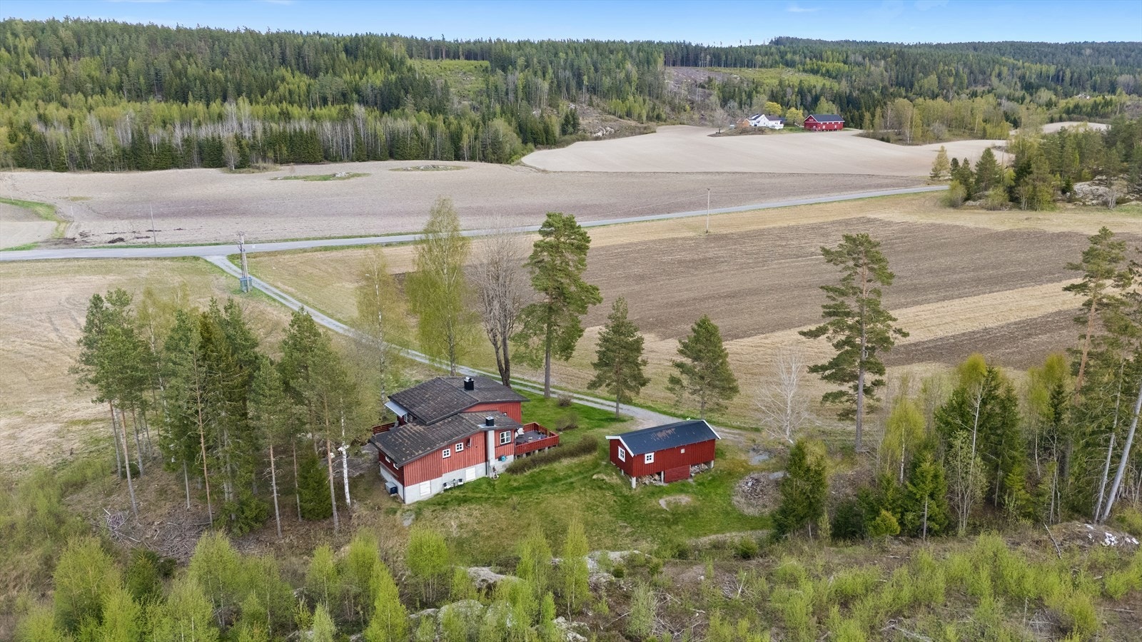 Nærområdet består for det meste av landbruksarealer og store skogområder, og noe spredt bebyggelse. Galleribilde