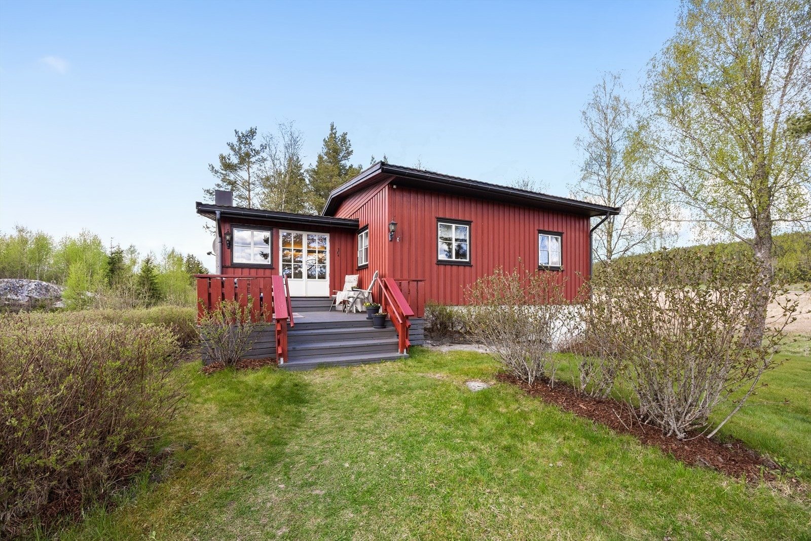 Eiendommen ligger pent plassert på tomten og vakkert til i det omkringliggende terrenget. Galleribilde