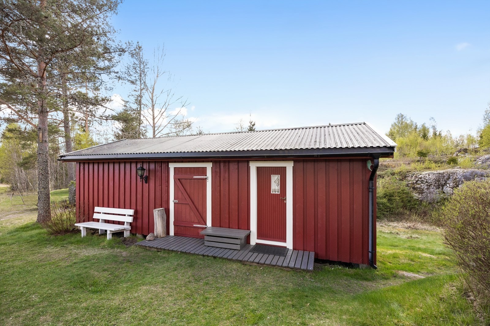 Uthuset består av lagringsrom, utedo og et innredet rom. Galleribilde