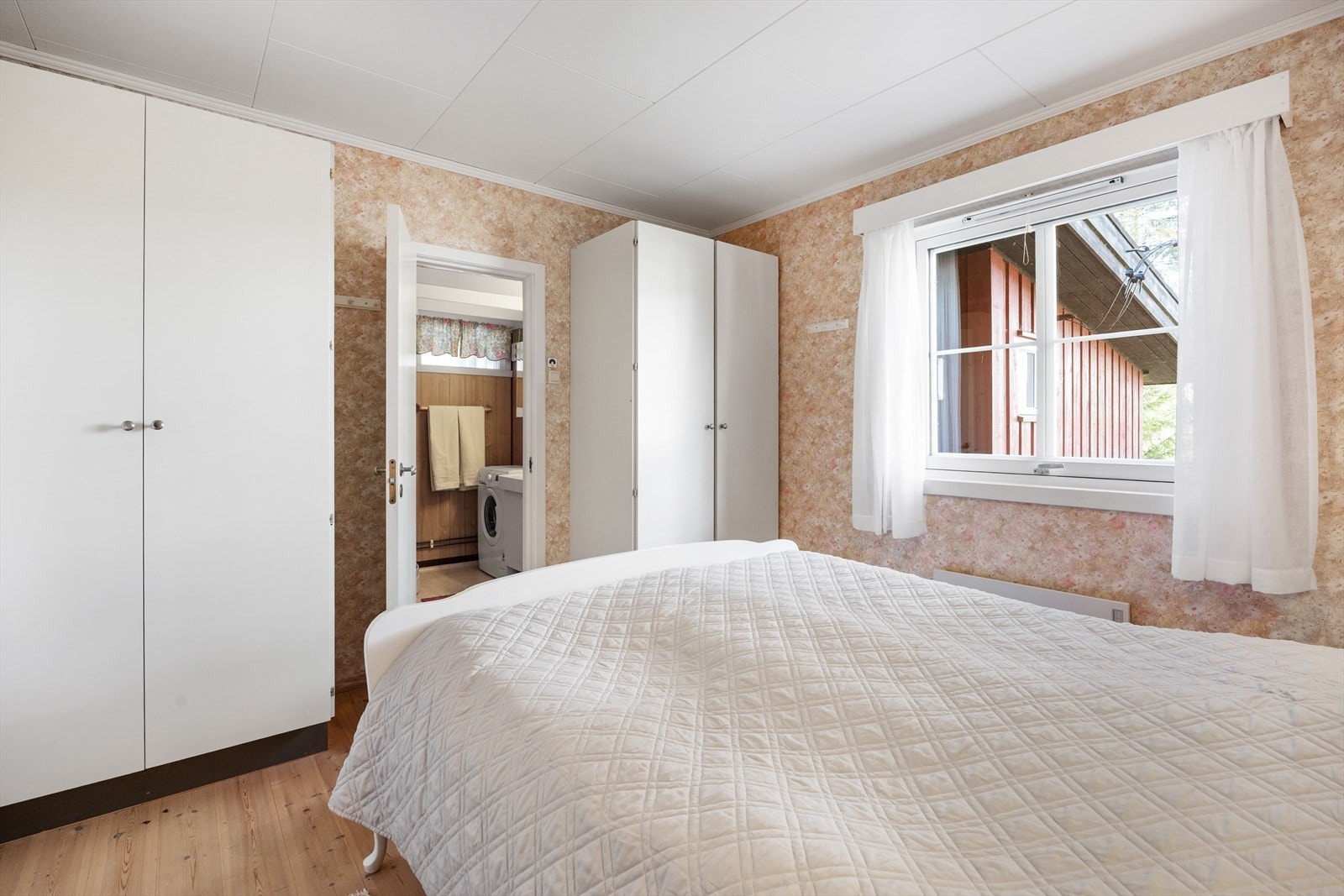 Hovedsoverommet har tapetserte vegger og gyllent heltregulv, og rommet inneholder et dobbelt garderobeskap. Det er direkte adgang til badet fra soverommet. Galleribilde