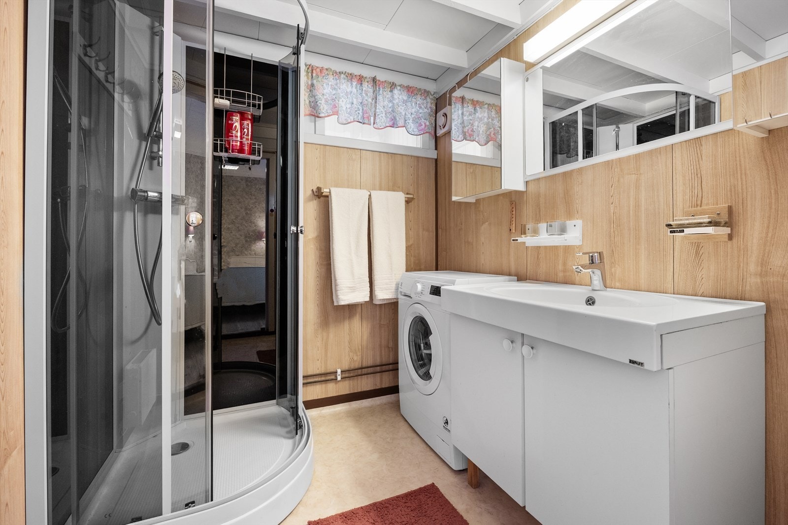 Videre har badet et dusjkabinett og opplegg for vaskemaskin. Galleribilde
