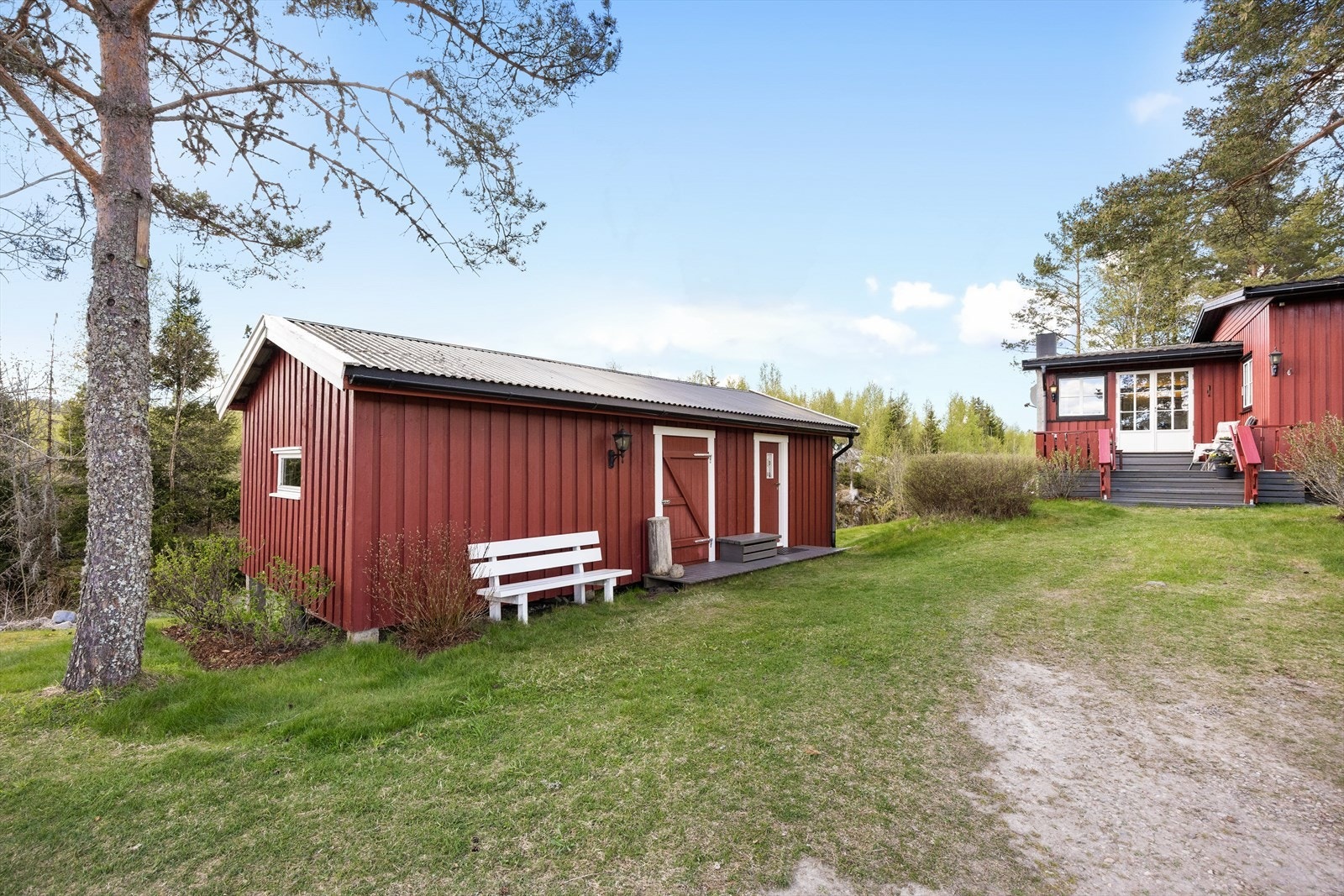 Det er bilvei helt frem og parkering på egen eiendom. Galleribilde