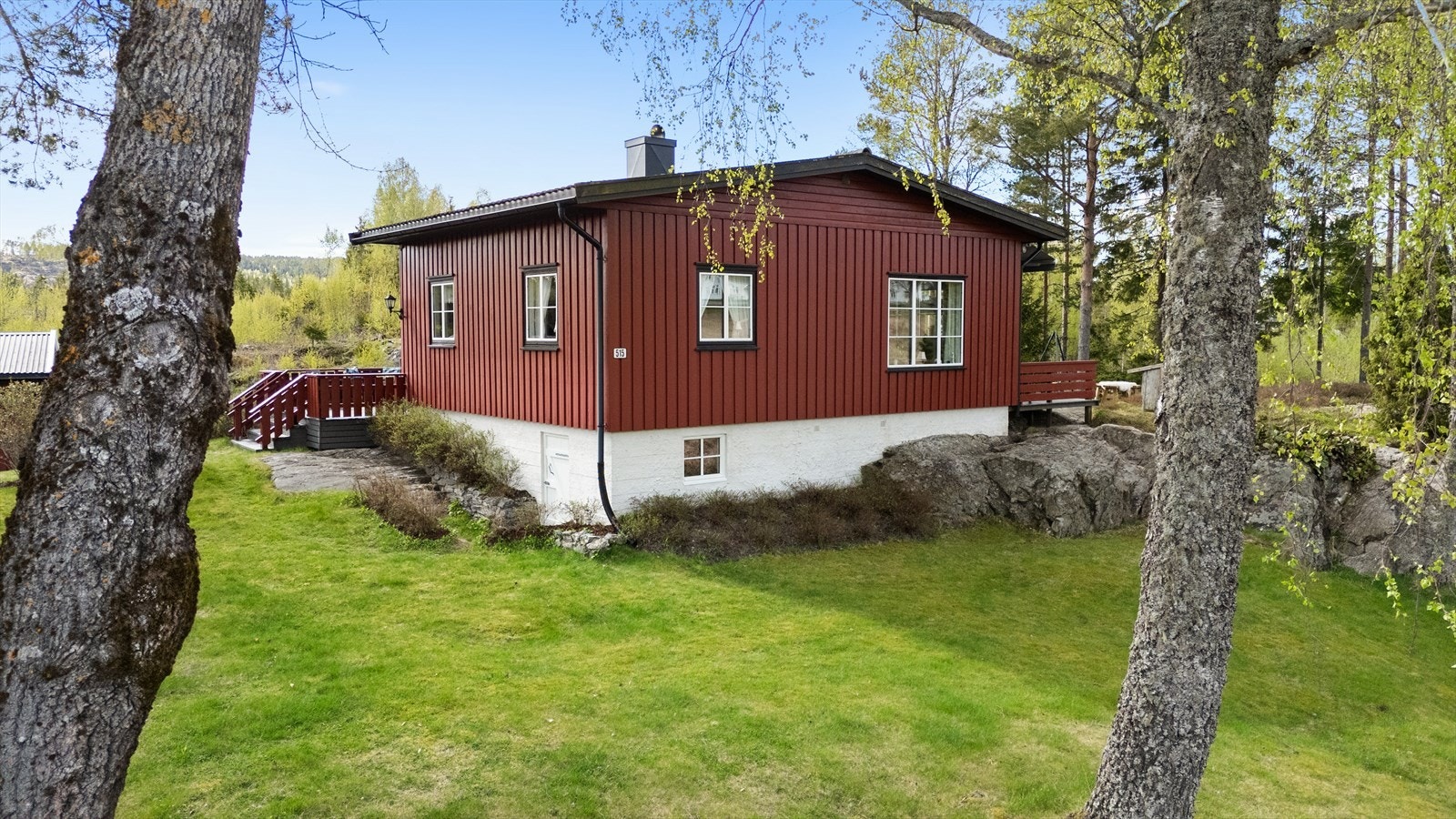 I tillegg til beplantning har tomten fjell opp i dagen som gir en fin variasjon til terrenget. Galleribilde