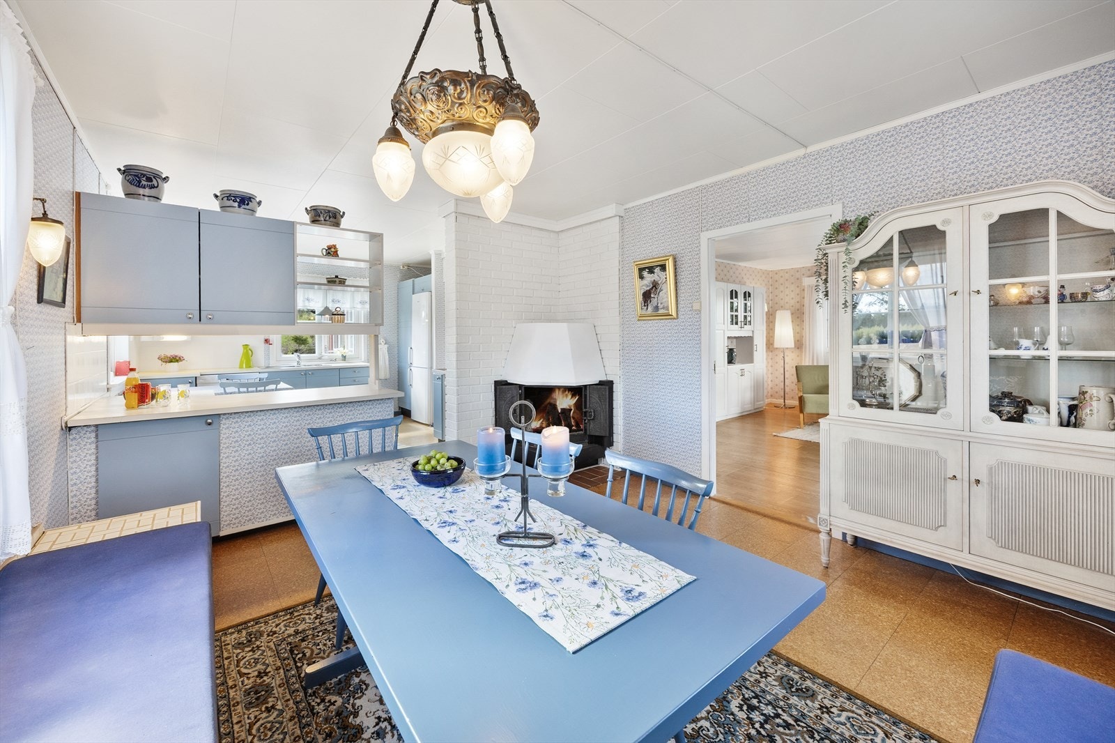 Spisestuen har en nydelig tapet på veggene som står godt til det øvrige interiøert. Fra spisestuen er det åpen dør inn til den største stuen. Galleribilde