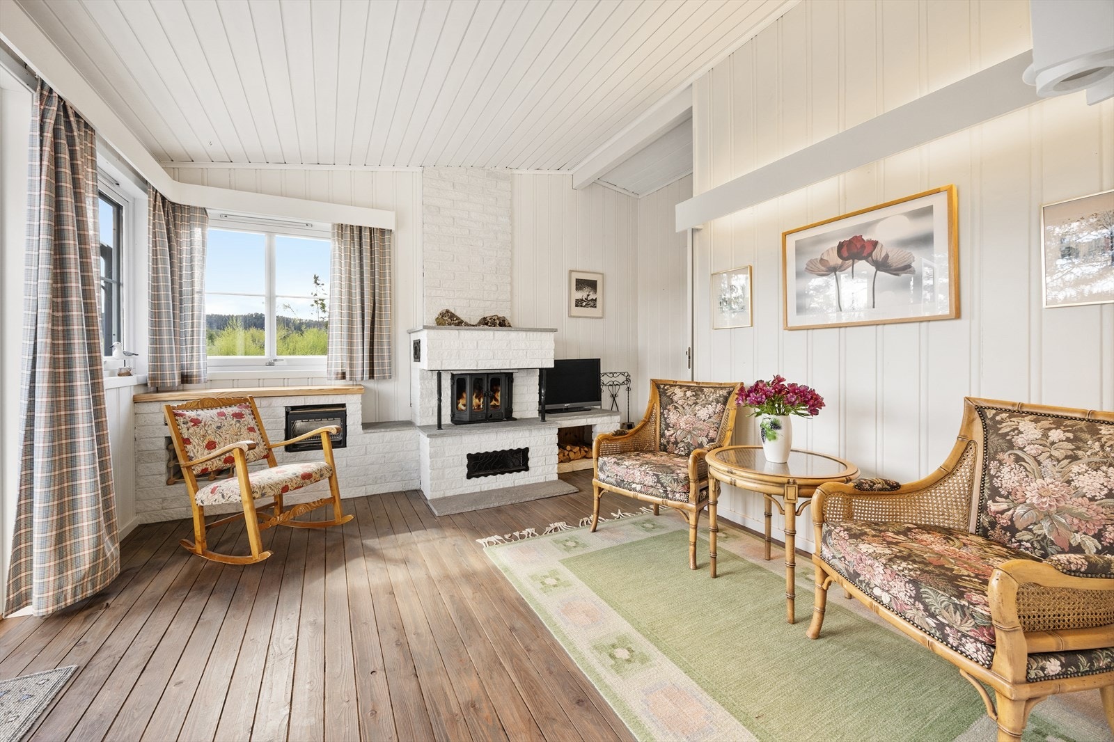 Den minste stuen har en oppmurt peis med innsats. Her er det et lite skråtak og store vinduer som gir karakter til rommet. Galleribilde