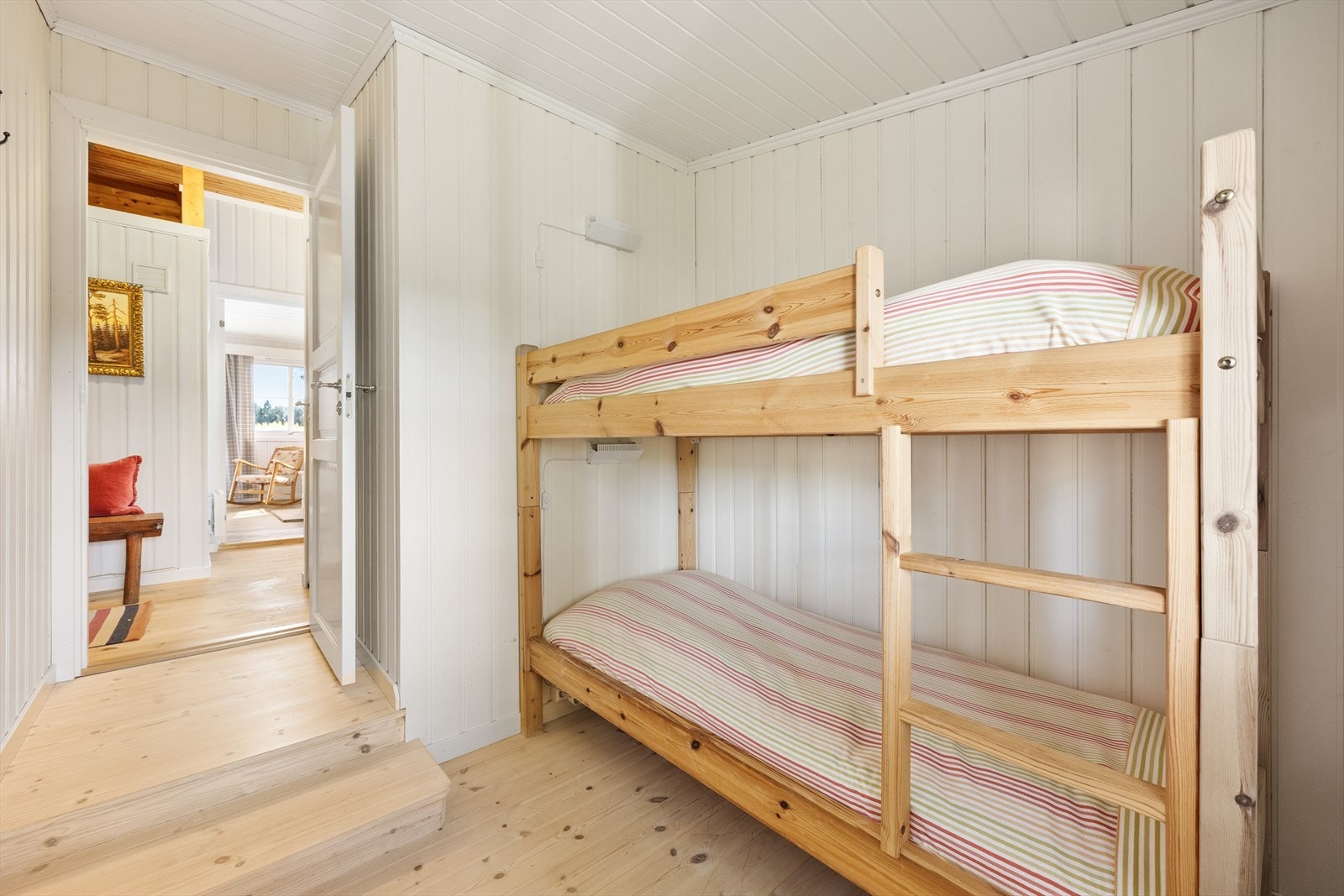 Køyesenger gir plass til flere på besøk og er i tillegg en plassbesparende innredning i rommet. Galleribilde