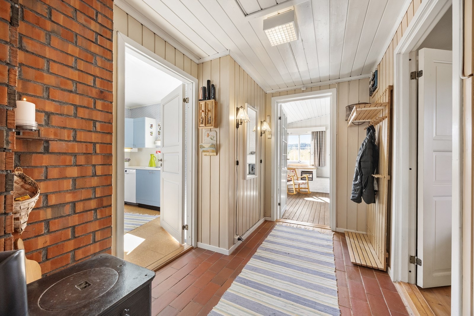 Gangen har plass til ulike garderobeløsninger. Galleribilde
