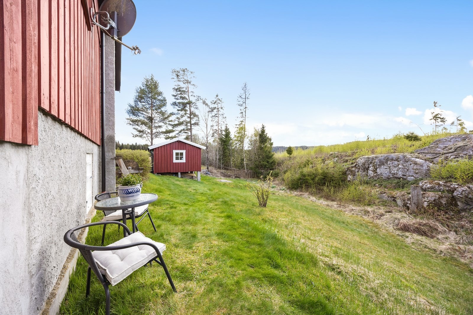 Det er ca 9 km til Hemnes sentrum med dagligvare, bensinstasjon, ladestasjon og øvrige handels- og servicetilbud. Galleribilde