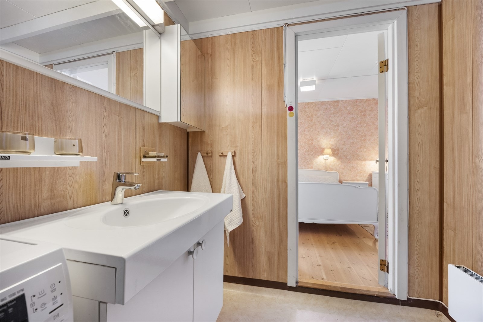Badet har våtromsplater på veggene og lyst belegg på gulv med sluk. Galleribilde