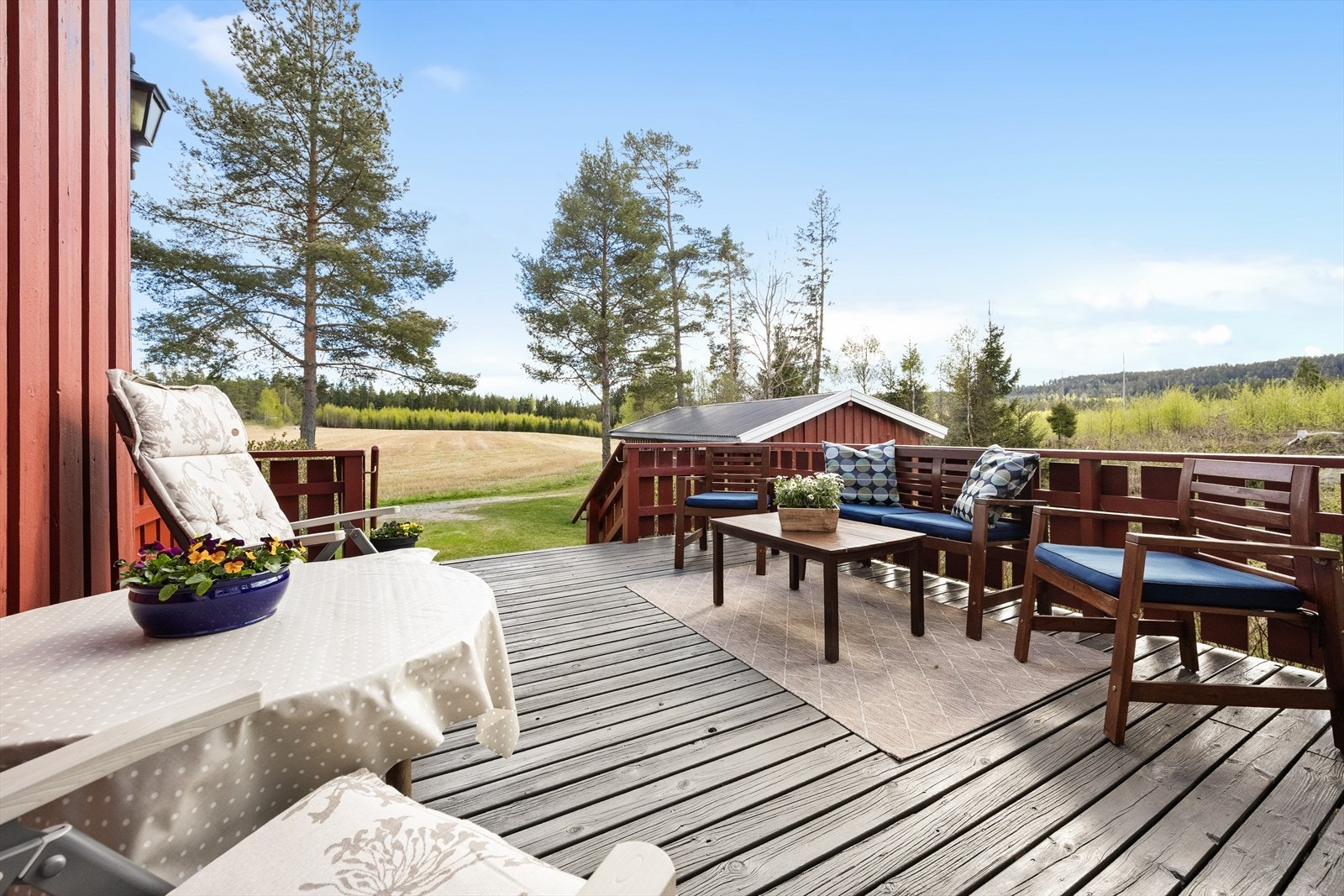 Eiendommen ligger landlig og naturskjønt til, ca. 9 km sydøst for sentrum av Hemnes. Området bugner av idylliske turområder. Galleribilde