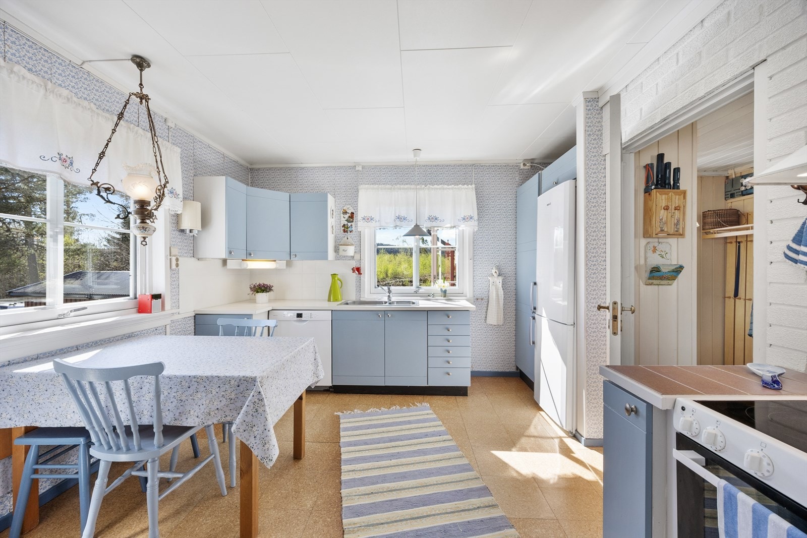 Kjøkkenet har et tidstypisk design med gode benkeflater og rikelig med oppbevaringsplass. Nostalgi i kombinasjon med moderne løsninger! Galleribilde