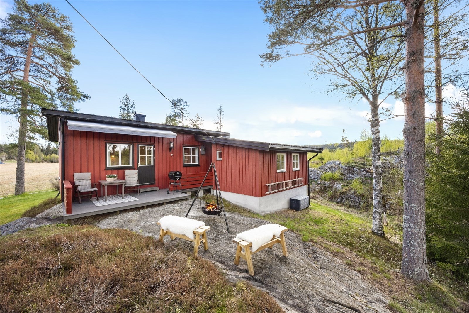 Den nordvendte terrassen har adkomst fra den største stuen, og ligger i flukt med fjell- og skogsterreng. Galleribilde