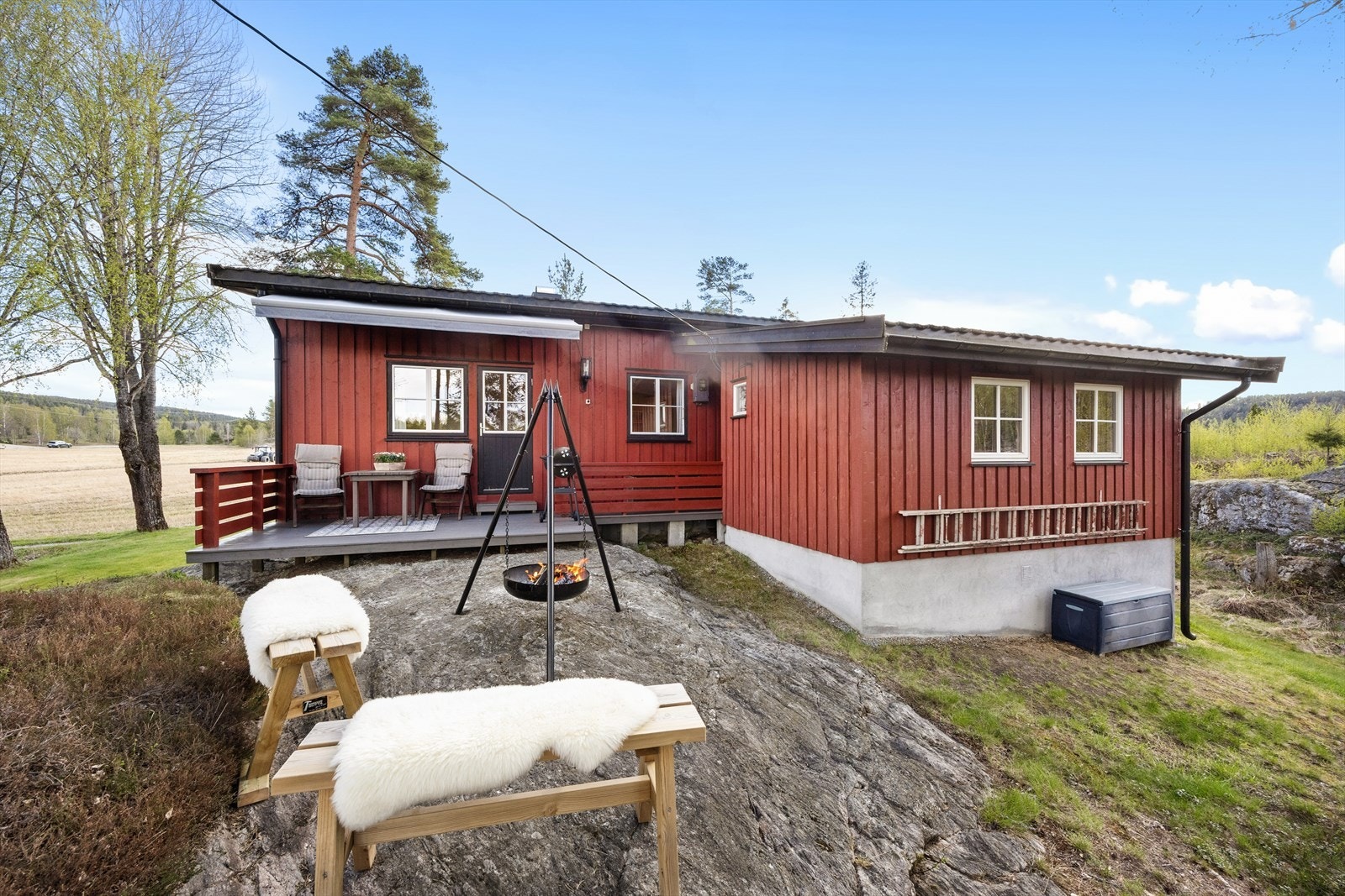 Det er derimot langt til nærmeste nabo - her kan skuldrene senkes fullstendig til lyden av suset i trærne og duften av nærliggende skog. Galleribilde