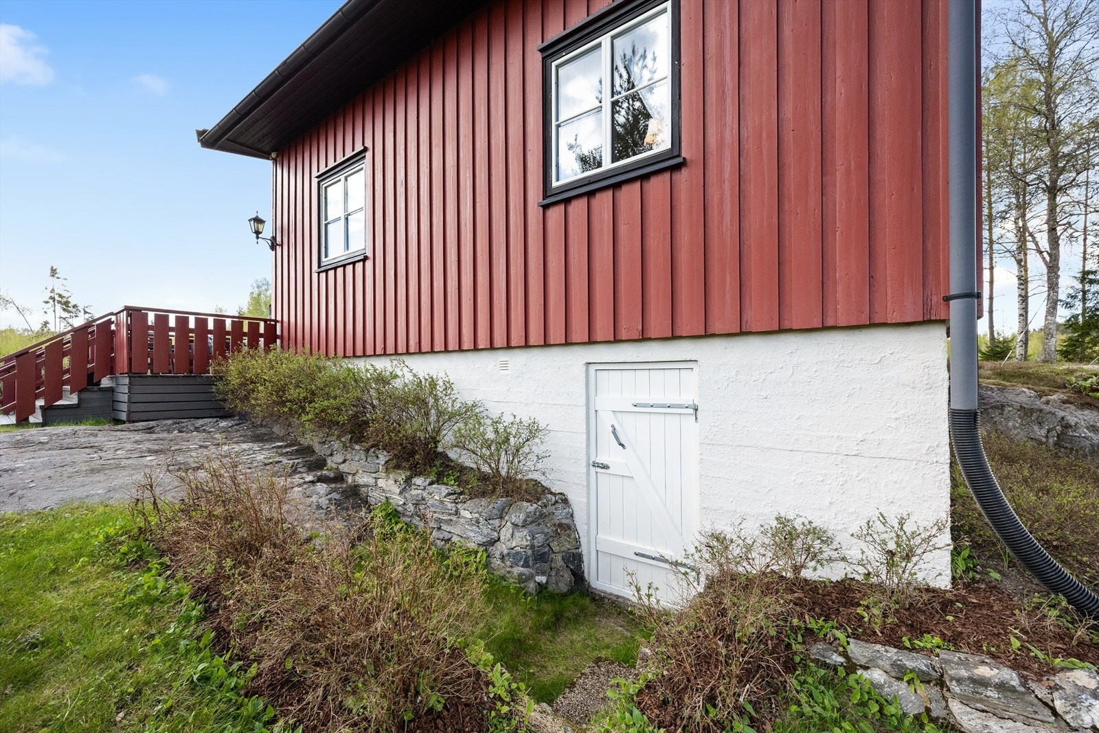 Hytta har en kjellerbod med utvendig adkomst. Galleribilde