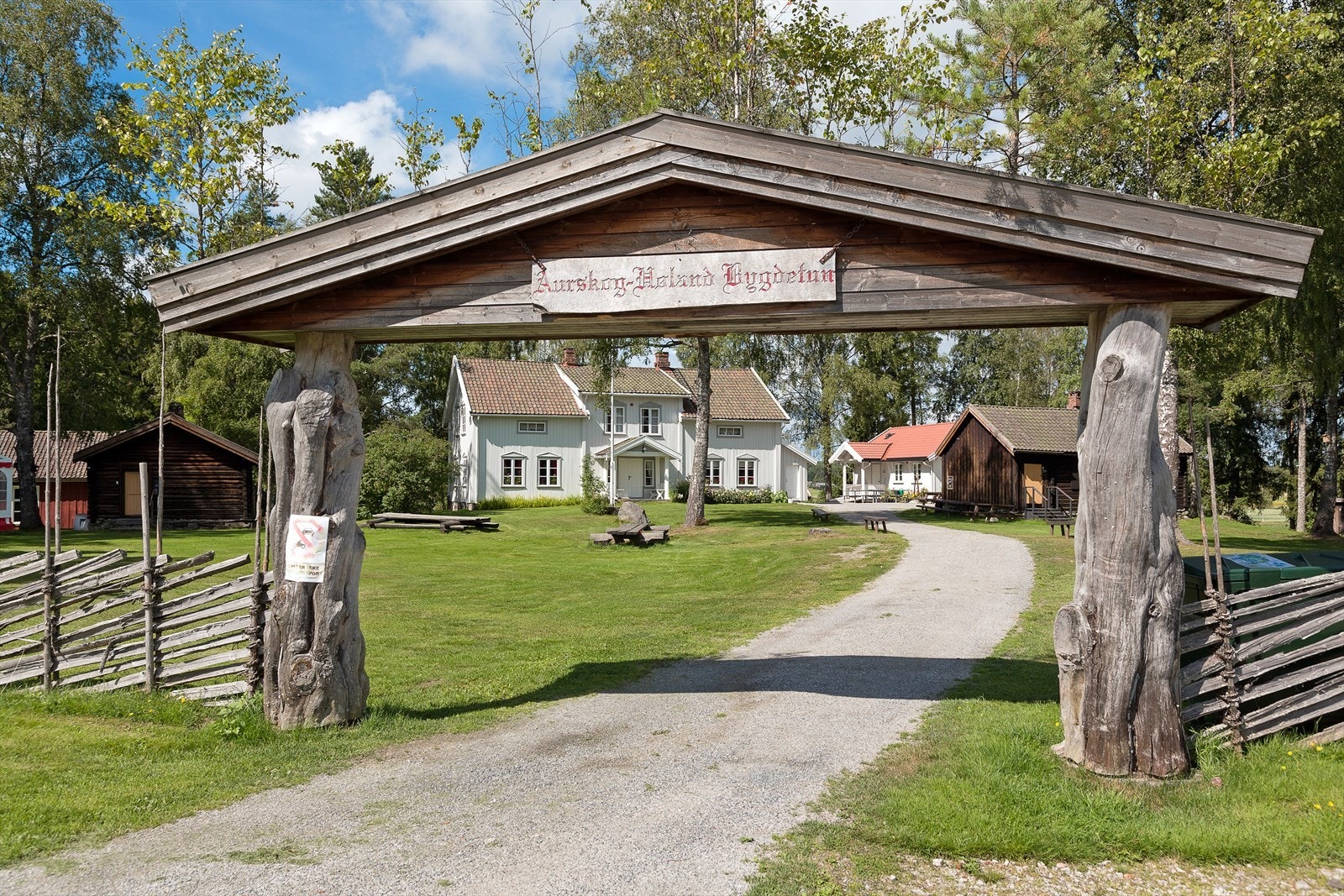 Bygdetunet på Hemnes - en godt besøkt plass på sommerstid Galleribilde