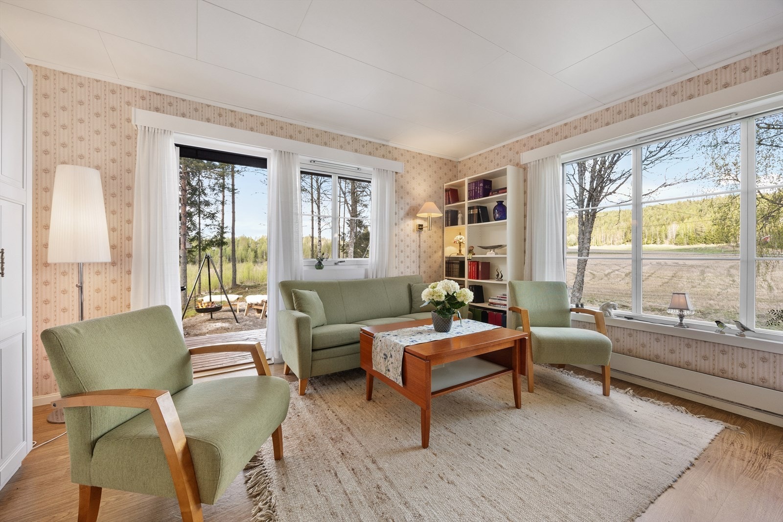 Fra denne stuen er det utgang til den nordvendte terrassen og videre ut til terrenget. Galleribilde