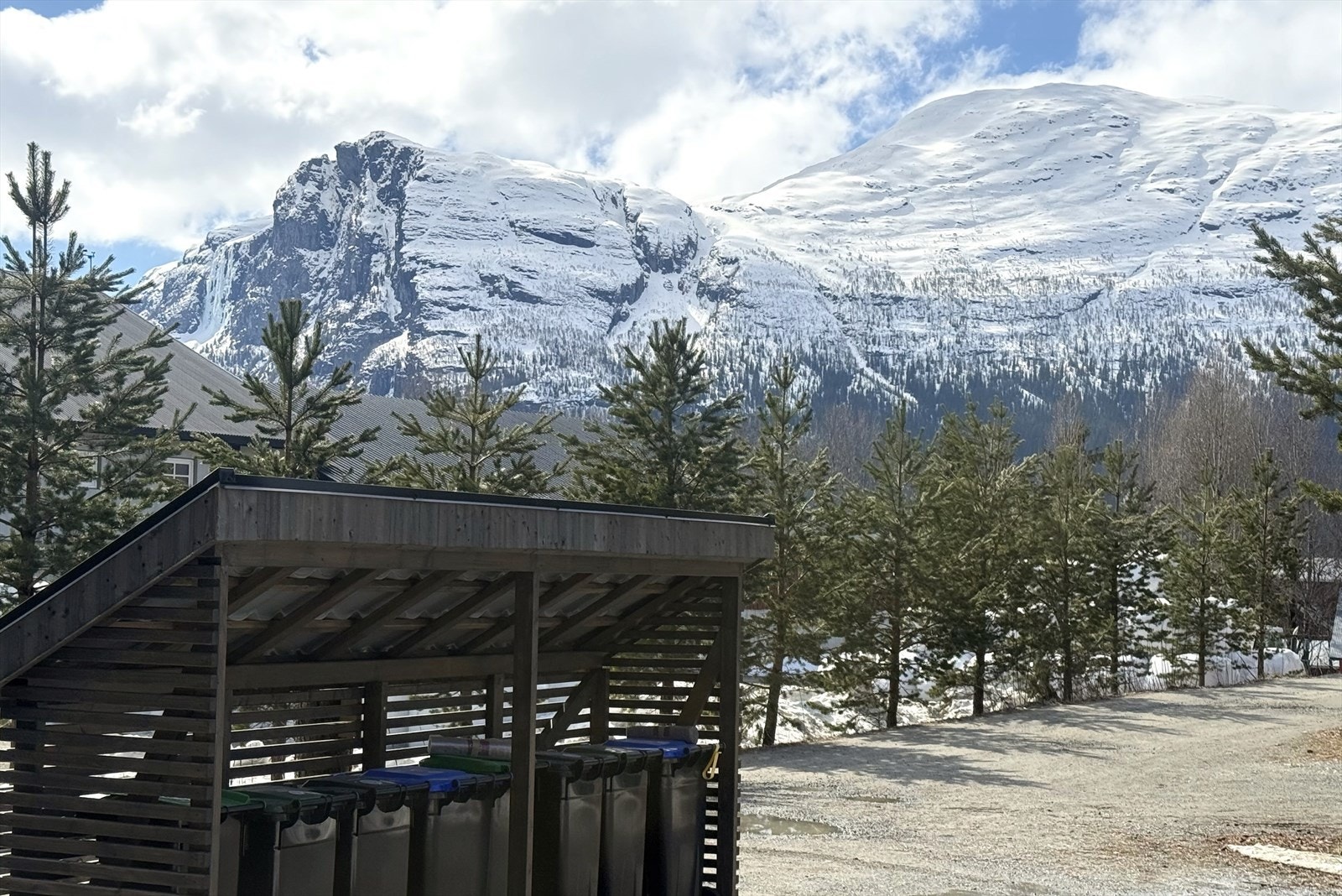 Solid og ryddig bod/stativ for håndtering av avfall.. med fantastisk utsikt mot fjellmassivene med Kjerringkjeften Galleribilde
