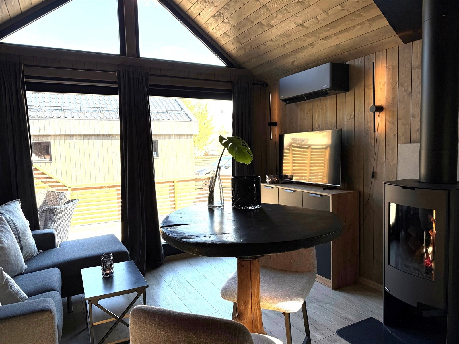 Hus 2: Stue med peisovn, stor takhøyde og stort skyvedørsfelt til solrik terrasse Galleribilde