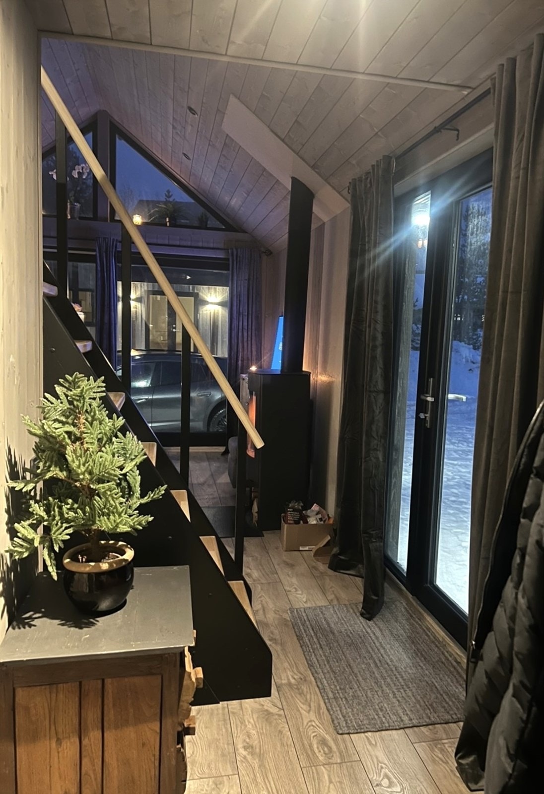 Hus 2: Inngangsparti med plass for klesoppheng og skostativ Galleribilde