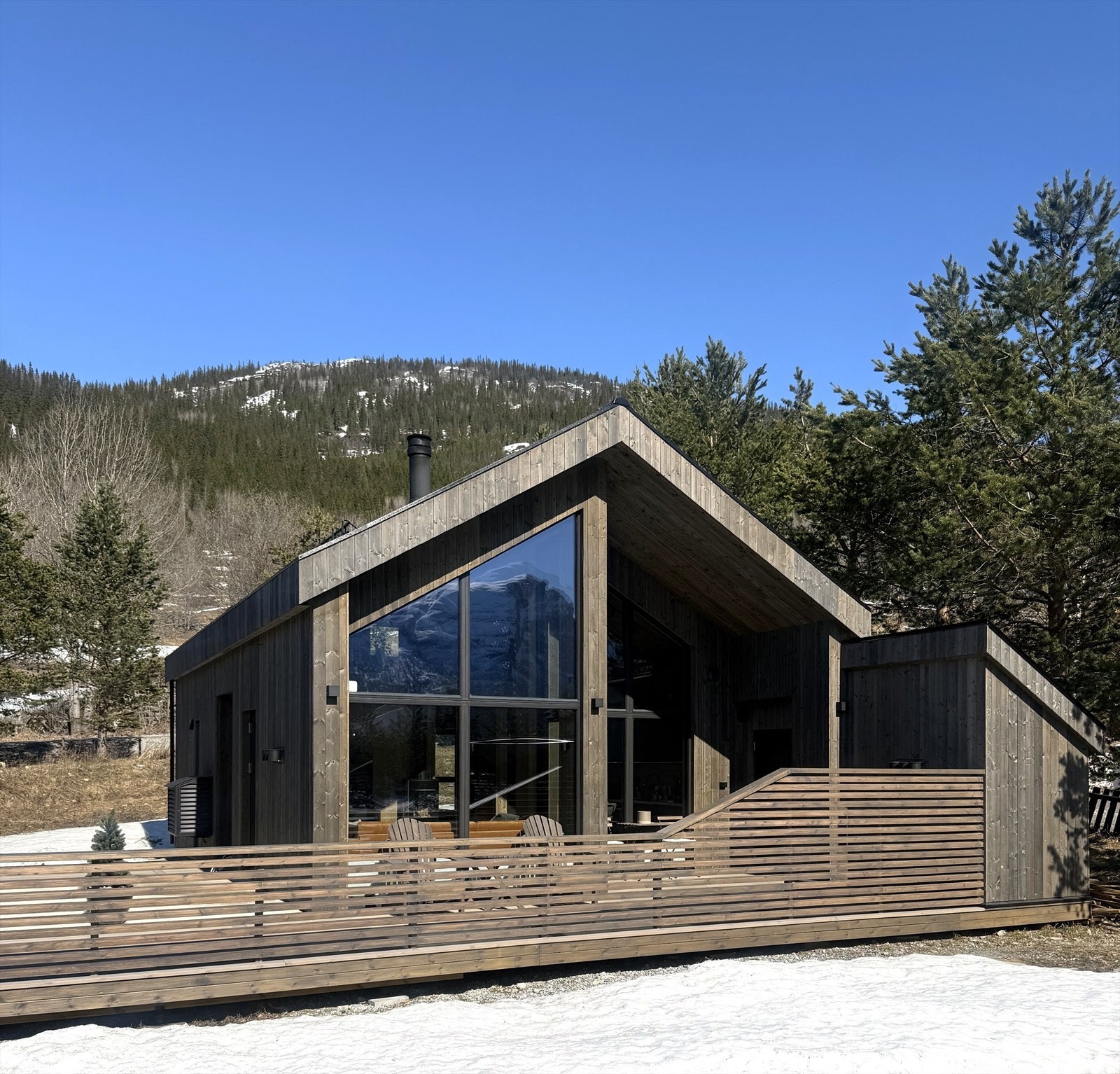 Hovedhus med stor solrik terrasse med et lunt, solrikt innhuk og romslig utebod til lagring av utemøbler og puter etc. Galleribilde