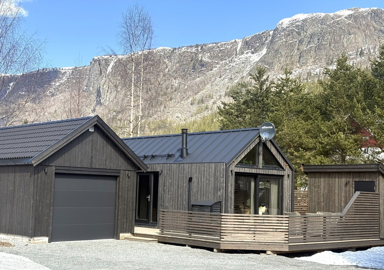 Hus 2 med solrik terrasse med bod for lagring av utemøbler, puter etc, samt romslig garasje med sidedør fra terrasse/inngangsparti Galleribilde