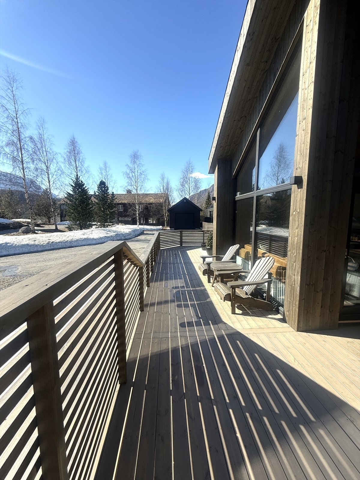 Hovedhus med lun og solrik terrasse mot fjellene i vest Galleribilde