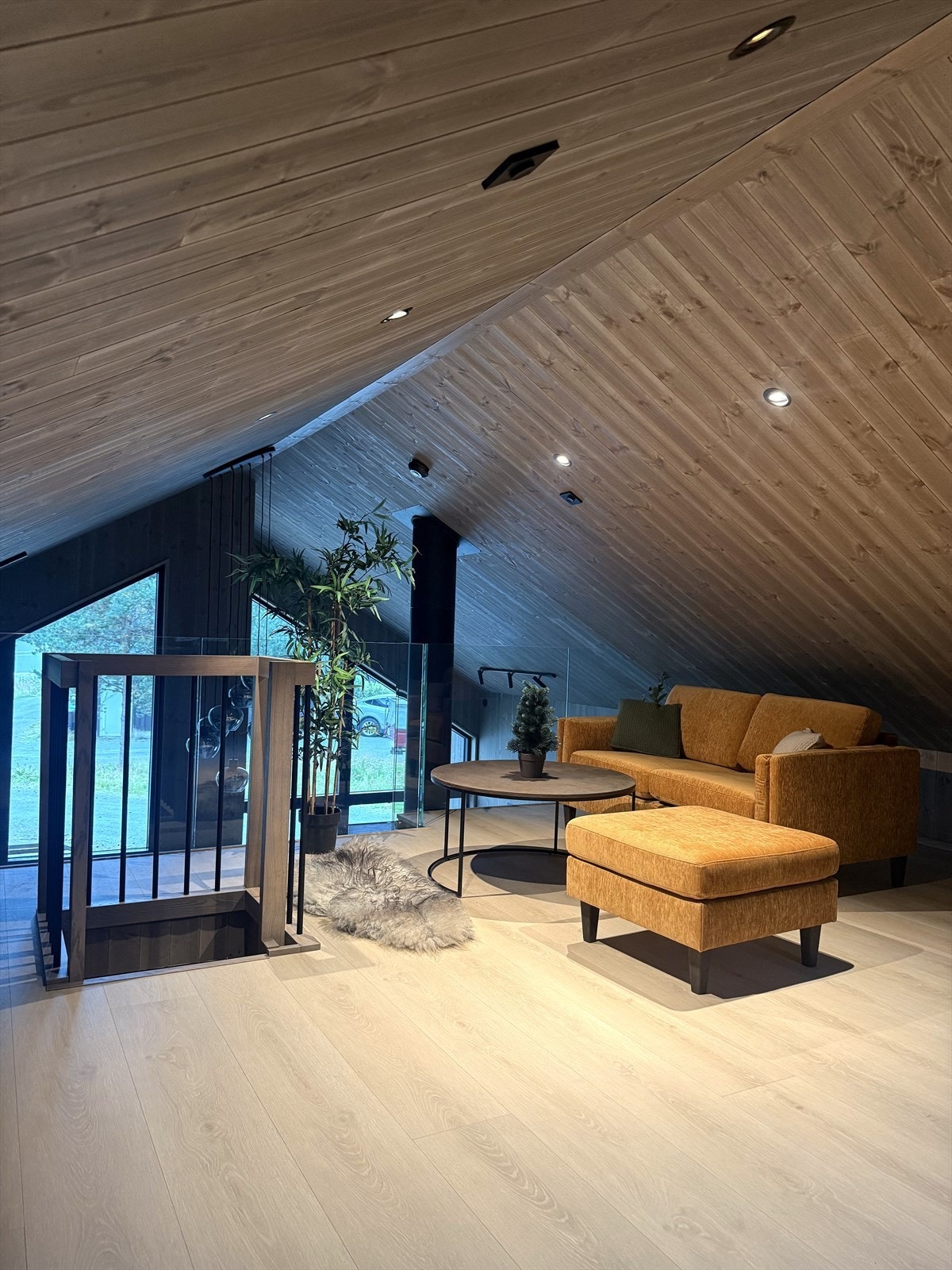 Hovedhus: Hemsløsning tilrettelagt for å skille av som loftstue med glassrekkverk mot stue, og to disponible rom med hvert sitt vindu. Galleribilde
