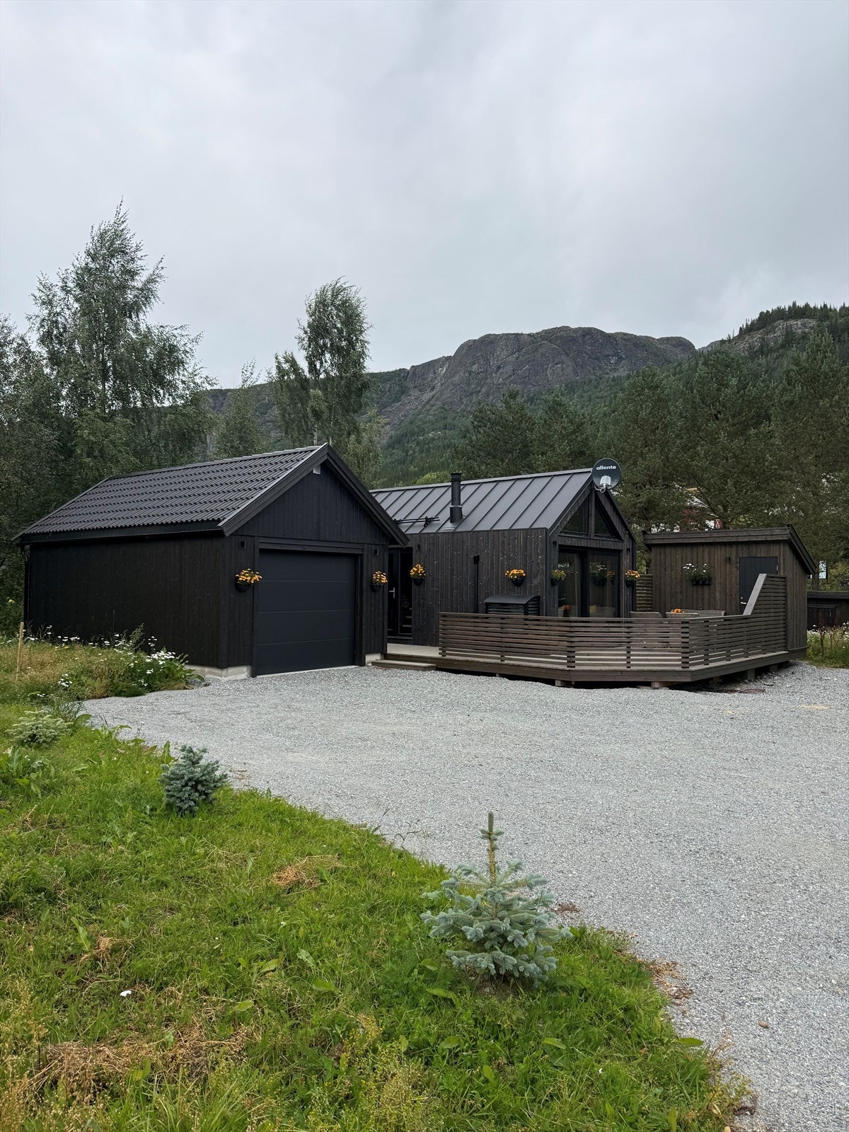 Hus 2 med stor terrasse, utebod og egen romslig garasje Galleribilde