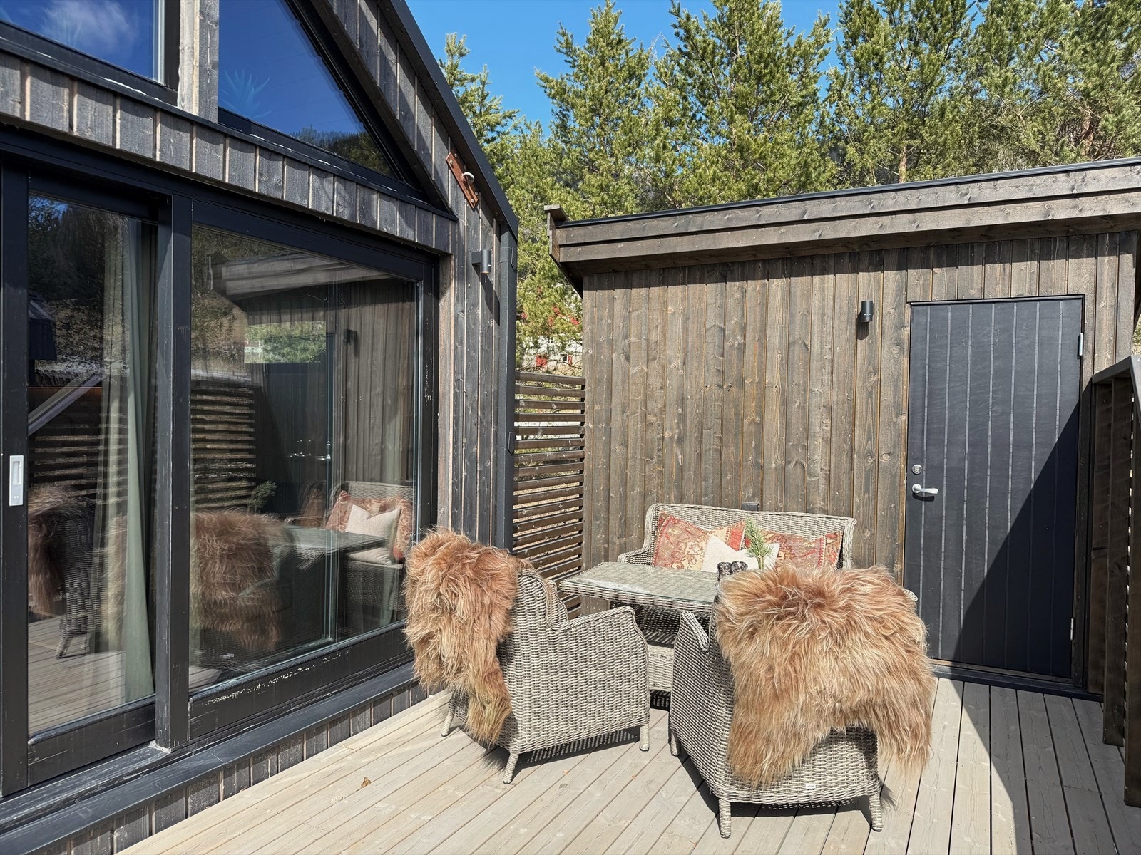 Hus 2: Stor solrik terrasse og utvendig bod Galleribilde