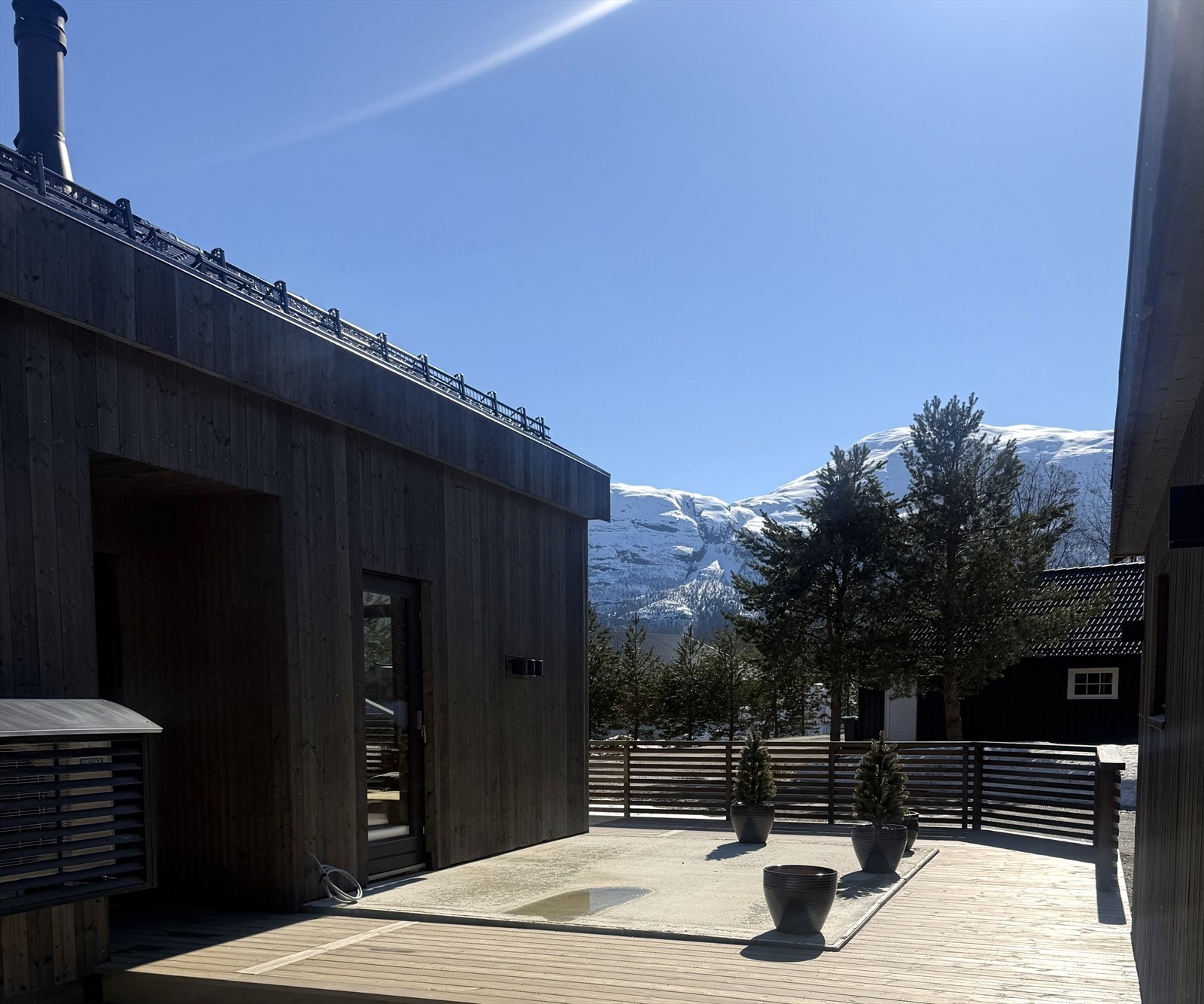 Hoved hus med stor terrasse og støpt, isolert såle tilrettelagt for vinterhage med praktfull utsikt mot de majestetiske fjellmassivene Galleribilde