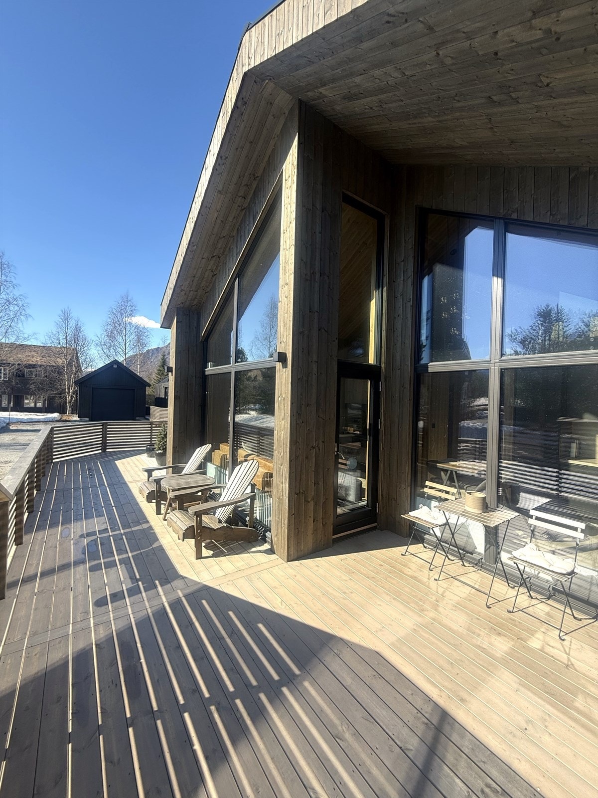 Hovedhus med stor solrik terrasse med utsikt mot de vakre fjellmassivene Galleribilde