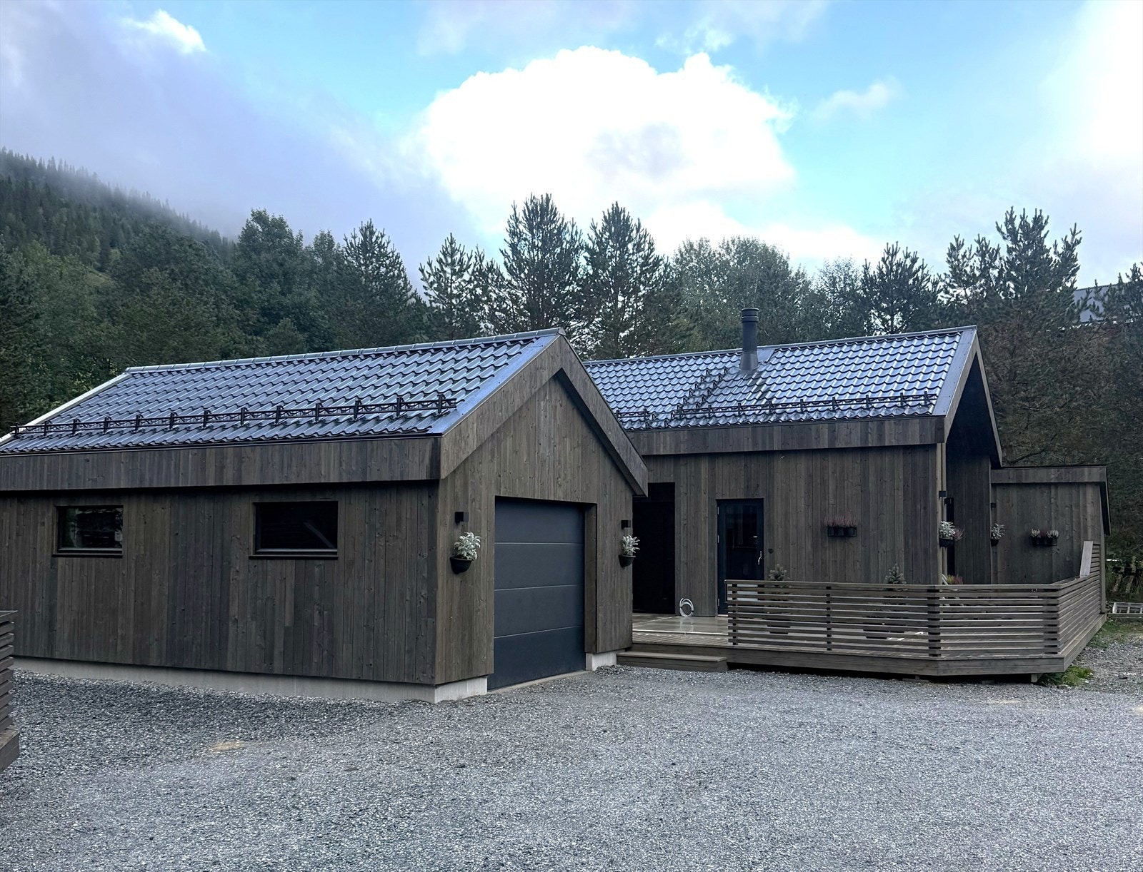 Hovedhus med romslig garasje med elektrisk portåpner og god lagringsplass Galleribilde