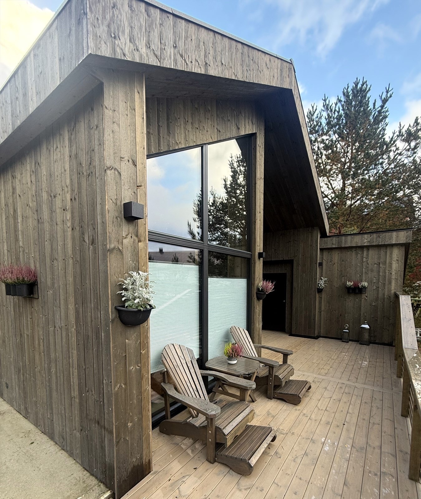Hovedhus med store vindusflater fra gulv til tak og store, solrike terrassearealer Galleribilde