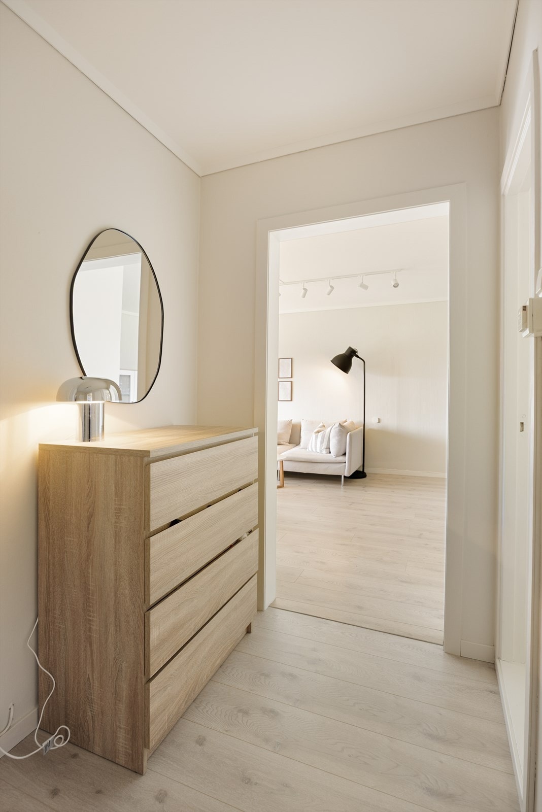 Fra gangen er det inngang til stuen, som oppleves lys og innbydende. Galleribilde