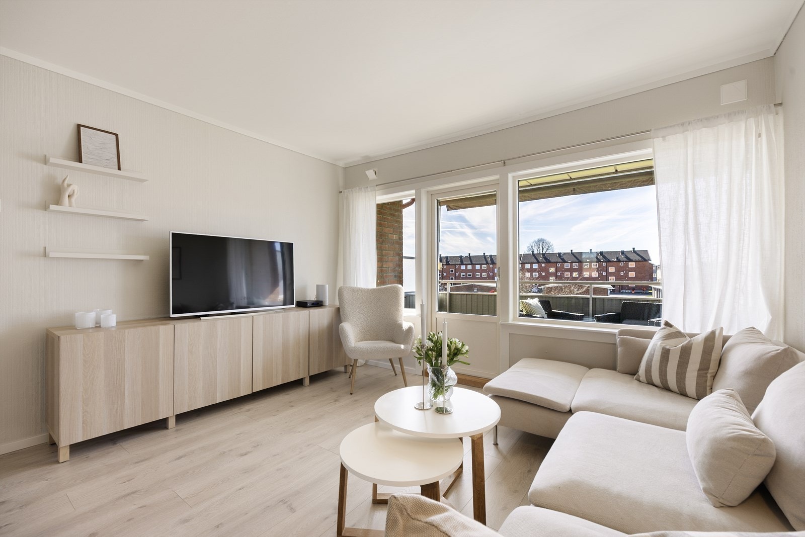Store vindusflater med 3-lags isolerglass fra 2017 slipper inn rikelig med dagslys. Galleribilde