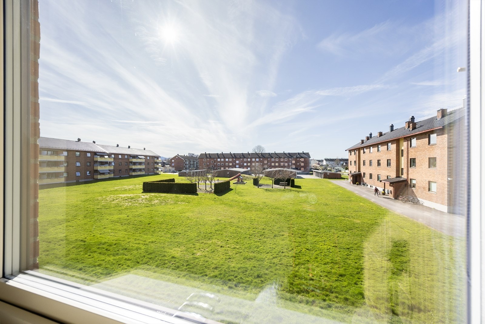 Fra soveromsvinduet er det utsikt mot de rolige og grønne fellesområdene. Galleribilde