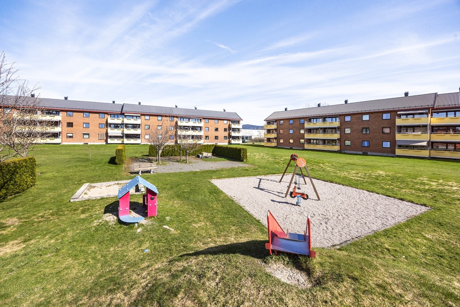 Fine fellesarealer med lekeplass, benker og grøntområder. Galleribilde