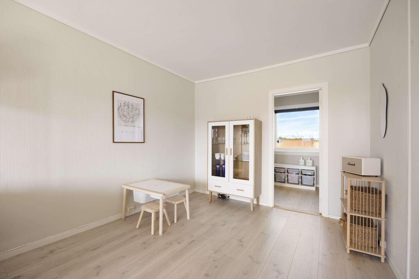 Stuen er fleksibel og kan enkelt møbleres med en egen sone for spisebord eller en lekekrok. Galleribilde