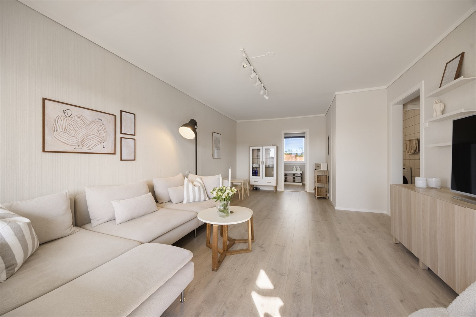 Et helhetlig inntrykk med gjennomgående gulv og en nøytral fargepalett som gjør det enkelt å sette sitt eget preg. Galleribilde
