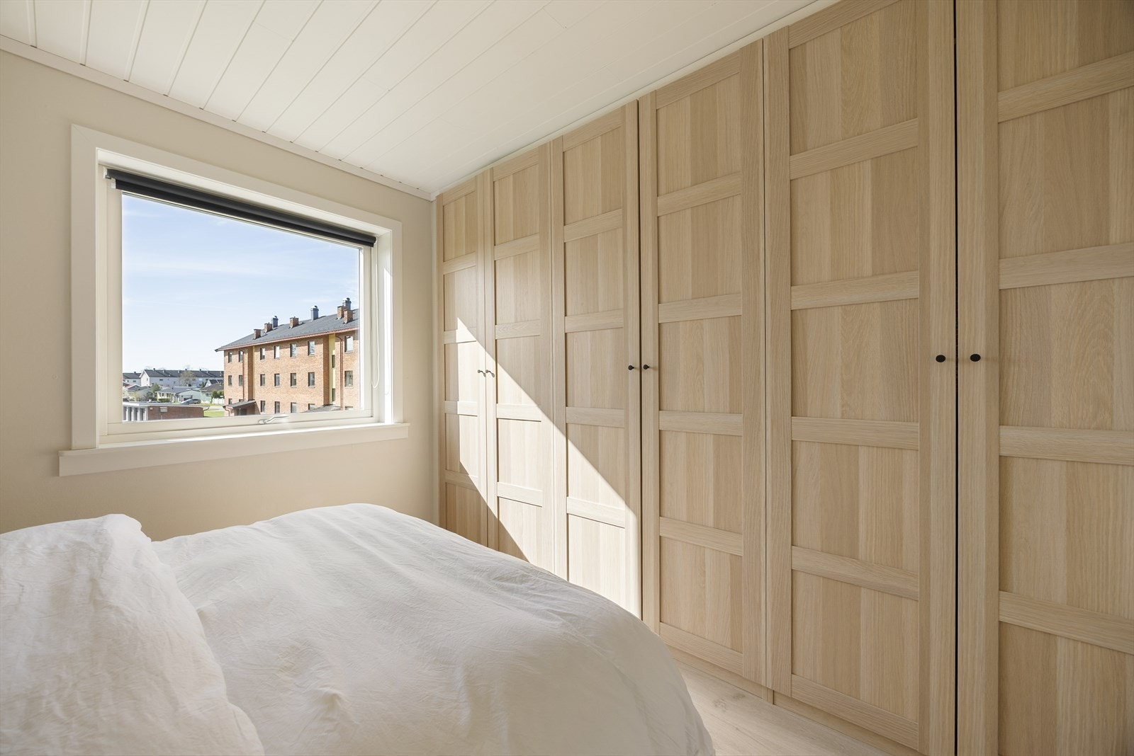 En hel garderobevegg gir rikelig med oppbevaringsplass på hovedsoverommet. Galleribilde