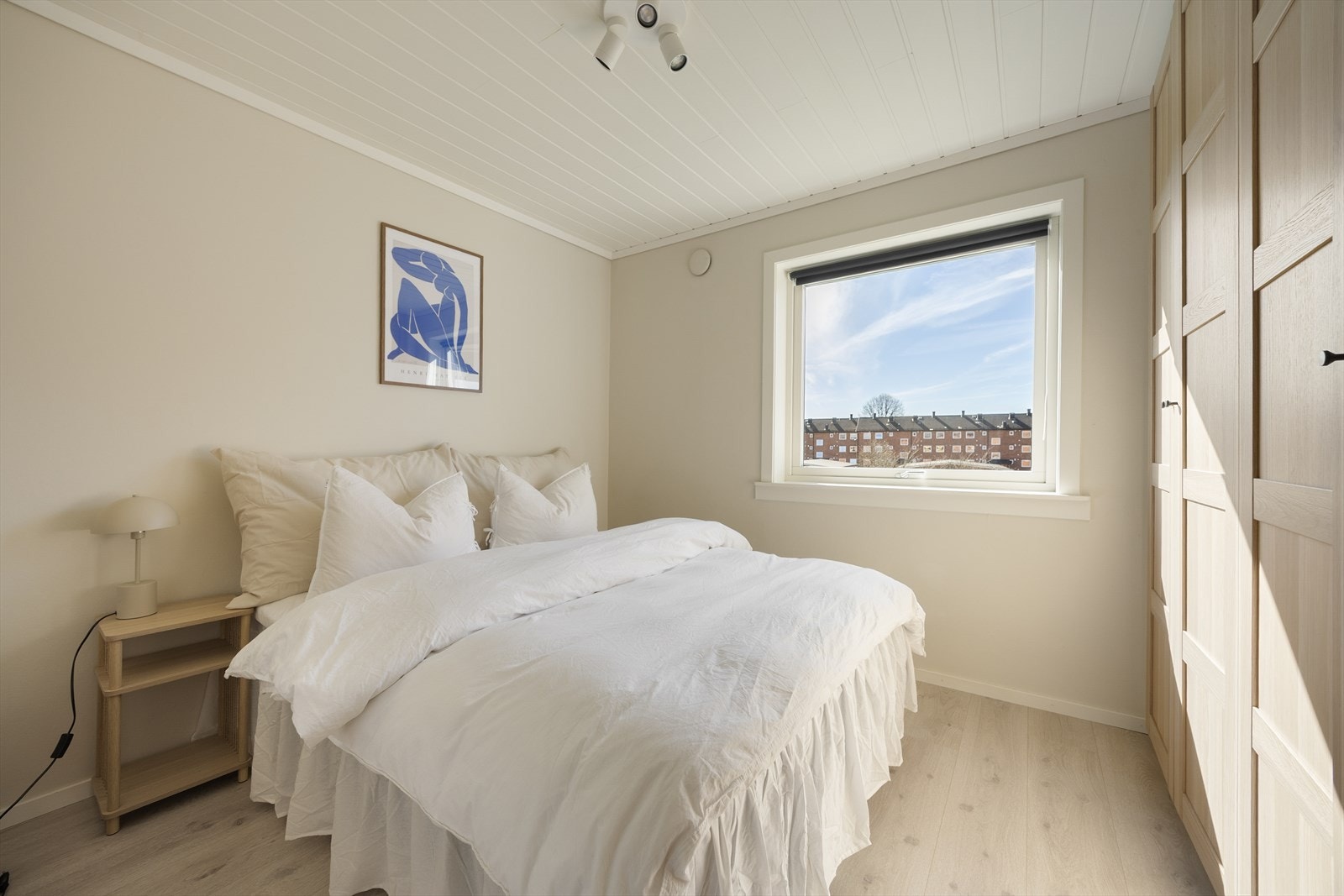 Hovedsoverommet har god plass til dobbeltseng og nattbord. Galleribilde